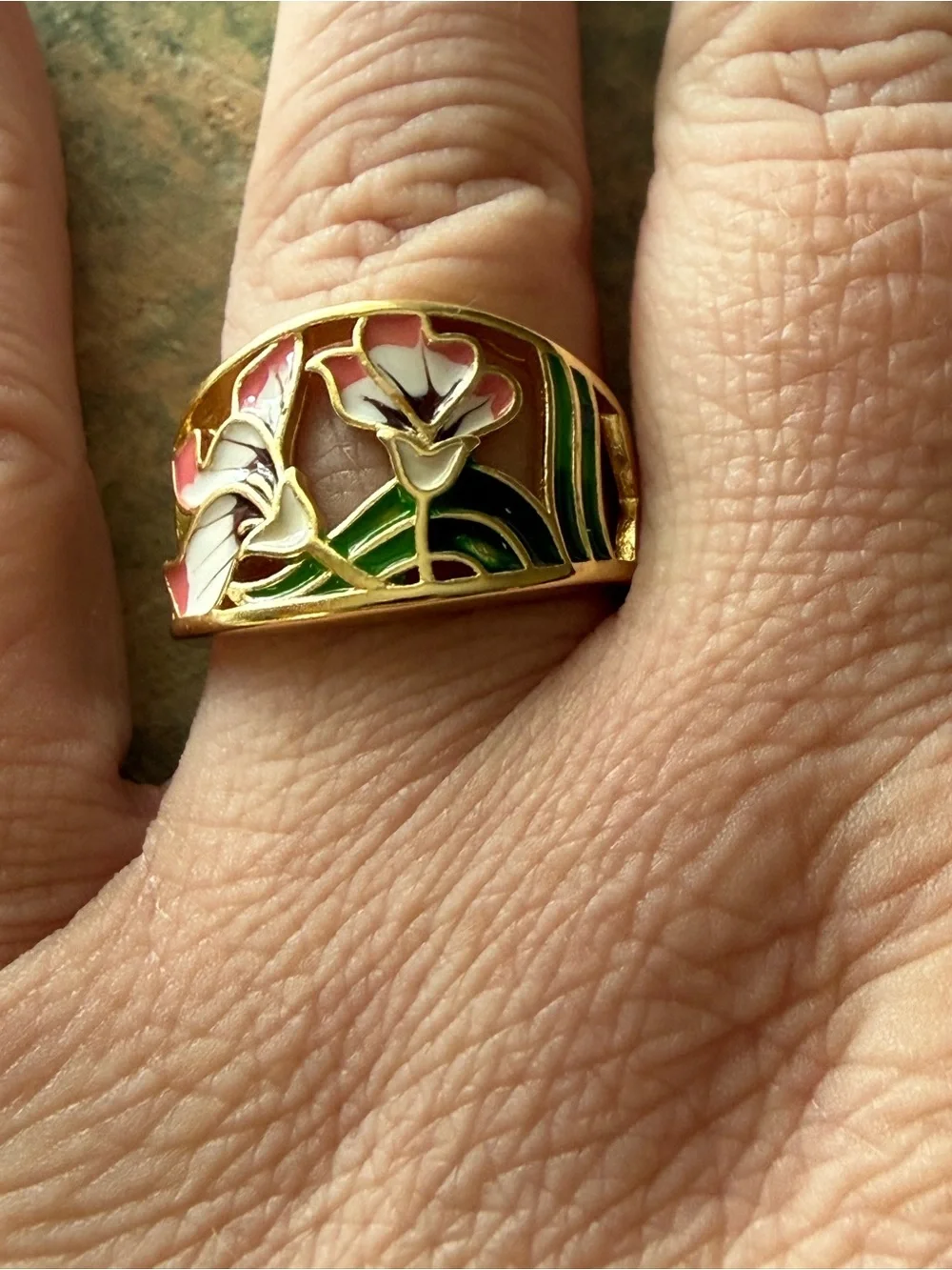 Unknown gold tone